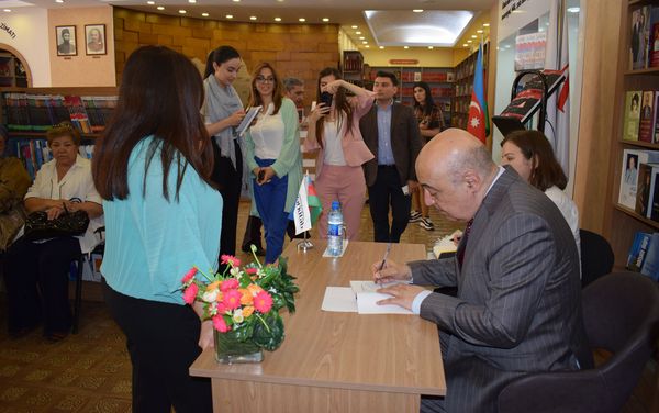 В книжном центре Azerkitab прошла презентация новой книги народного писателя Чингиза Абдуллаева Торжество хама - Sputnik Азербайджан