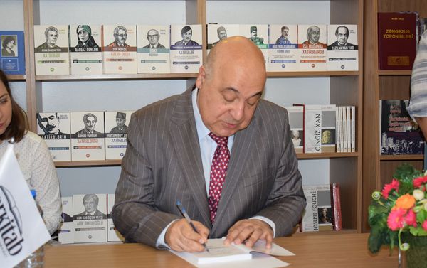 В книжном центре Azerkitab прошла презентация новой книги народного писателя Чингиза Абдуллаева Торжество хама - Sputnik Азербайджан