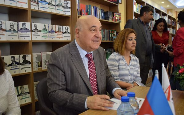 В книжном центре Azerkitab прошла презентация новой книги народного писателя Чингиза Абдуллаева Торжество хама - Sputnik Азербайджан