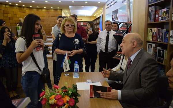 В книжном центре Azerkitab прошла презентация новой книги народного писателя Чингиза Абдуллаева Торжество хама - Sputnik Азербайджан