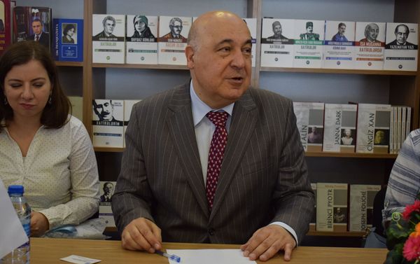 В книжном центре Azerkitab прошла презентация новой книги народного писателя Чингиза Абдуллаева Торжество хама - Sputnik Азербайджан