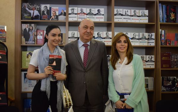 В книжном центре Azerkitab прошла презентация новой книги народного писателя Чингиза Абдуллаева Торжество хама - Sputnik Азербайджан