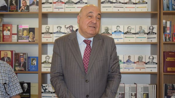 В книжном центре Azerkitab прошла презентация новой книги народного писателя Чингиза Абдуллаева Торжество хама - Sputnik Азербайджан