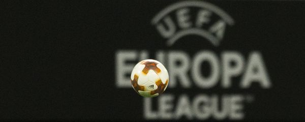 Футбольный мяч пролетает мимо логотипа Лиги Европы во время футбольного матча Лиги Европы УЕФА - Sputnik Азербайджан