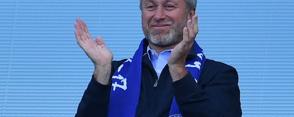 Российский владелец Челси Роман Абрамович аплодирует, когда игроки празднуют победу - Sputnik Азербайджан