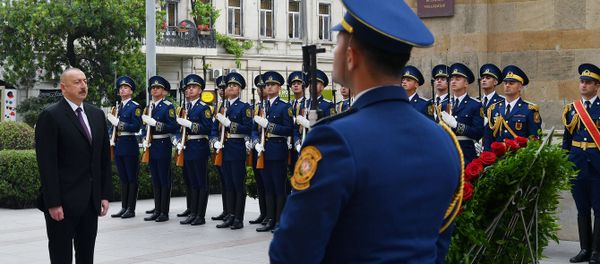 İlham Əliyev Azərbaycan Xalq Cümhuriyyətinin şərəfinə ucaldılmış abidəni ziyarət edib - Sputnik Азербайджан