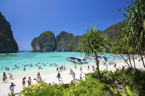 Туристы на пляже Maya bay на островах Пхи-Пхи в Таиланде  - Sputnik Азербайджан