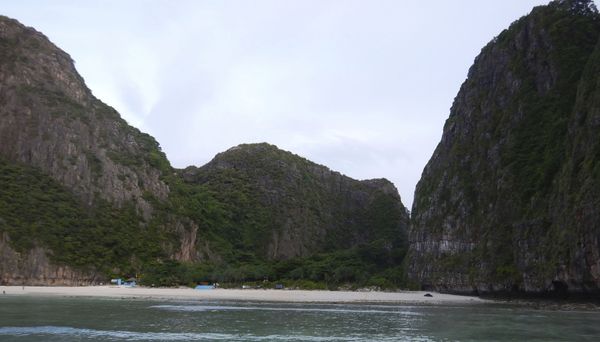 Закрытый для туристов пляж Maya bay на островах Пхи-Пхи в Таиланде  - Sputnik Азербайджан