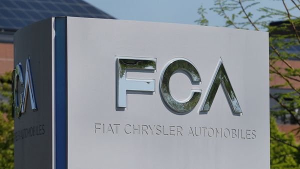 Логотип Fiat Chrysler Automobiles около здания головного офиса в Оберн-Хилс, Мичиган, США - Sputnik Азербайджан