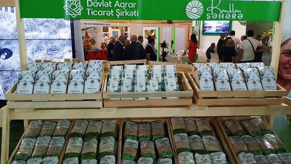 Отдел в маркете для продукции бренда Из села в город - Sputnik Азербайджан