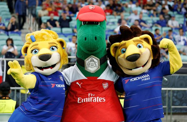 Финал Лиги Европы: Челси - Арсенал. Талисман Арсенала Gunnersaurus позирует с талисманами Челси Стэмфорд Лев и Бриджит Львица перед матчем, Бакинский олимпийский стадион, Баку, Азербайджан - Sputnik Азербайджан