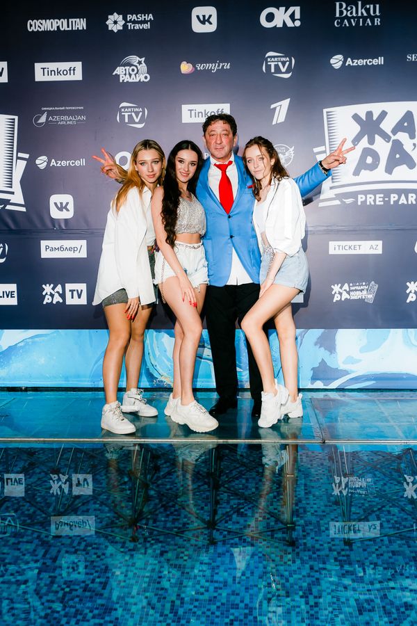 Григорий Лепс и группа Cosmos Girls на pre-party международного музыкального фестиваля Жара-2019 - Sputnik Азербайджан