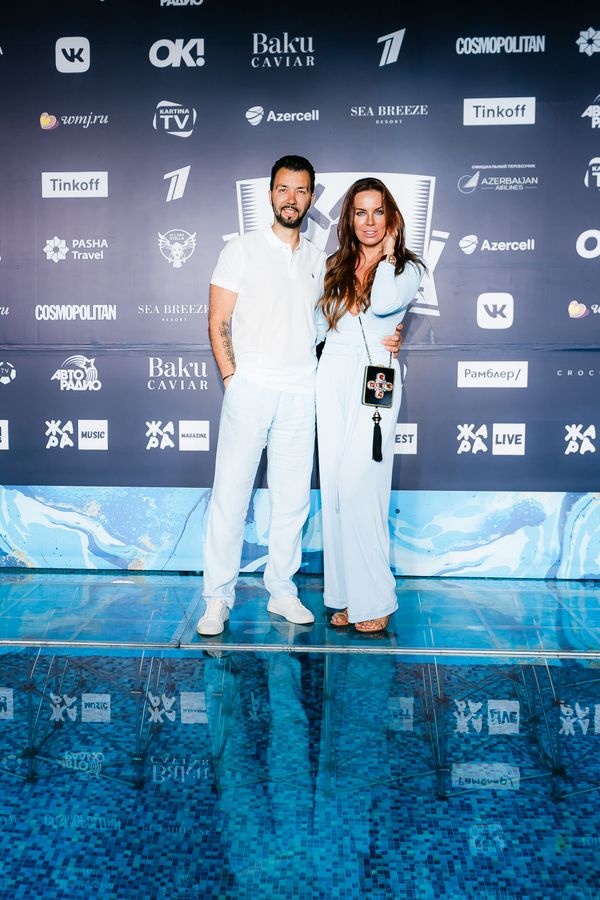 Денис Клявер с женой на pre-party международного музыкального фестиваля Жара-2019 - Sputnik Азербайджан
