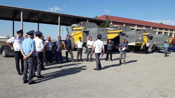 Сотрудники дорожной полиции провели рейды для выявления сельскохозяйственной техники, не прошедшей регистрацию, техосмотр, или управляемой без водительских прав - Sputnik Азербайджан