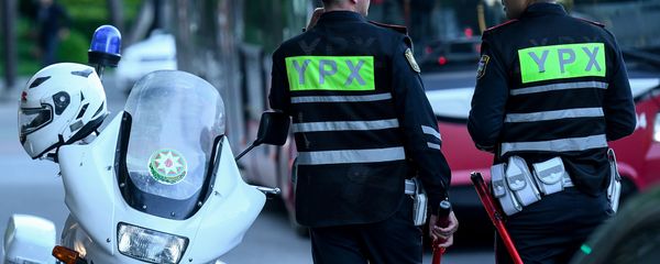Сотрудник дорожной полиции Баку - Sputnik Азербайджан