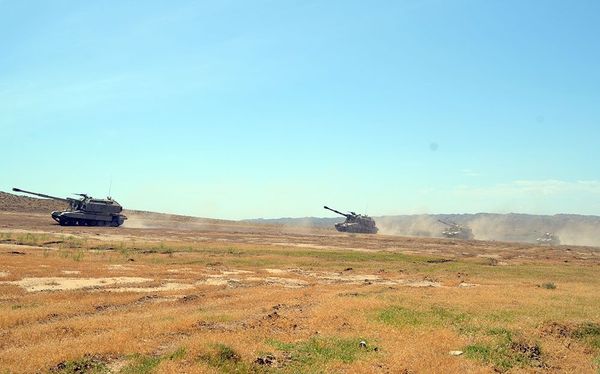 Азербайджанская армия поразила укрепления противника из гаубиц - видео - Sputnik Азербайджан