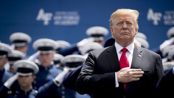 Президент Дональд Трамп участвует в церемонии выпуска Академии ВВС США в Колорадо-Спрингс, штат Колорадо - Sputnik Азербайджан