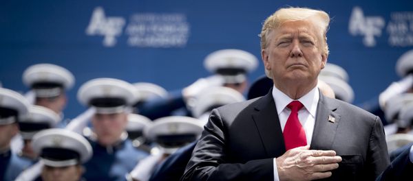 Президент Дональд Трамп участвует в церемонии выпуска Академии ВВС США в Колорадо-Спрингс, штат Колорадо - Sputnik Азербайджан