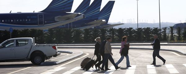 Пассажиры торопятся на рейс в аэропорту Гейдара Алиева - Sputnik Азербайджан