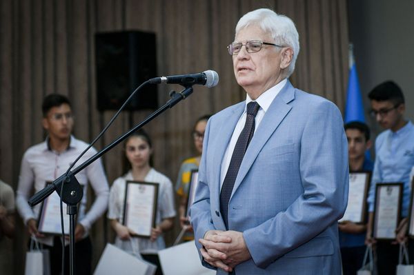 Сотни азербайджанских детей стали победителями олимпиады по русскому языку - Sputnik Азербайджан