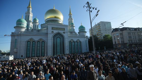 Мусульмане перед намазом в день праздника Ураза-байрам у Соборной мечети в Москве - Sputnik Азербайджан