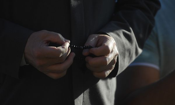 Мусульманин перед намазом в день праздника Ураза-байрам у Соборной мечети в Москве - Sputnik Азербайджан