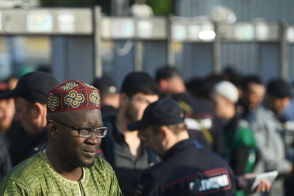 Мусульмане перед намазом в день праздника Ураза-байрам у Соборной мечети в Москве - Sputnik Азербайджан