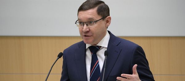Министр строительства и жилищно-коммунального хозяйства РФ Владимир Якушев выступает на заседании Совета Федерации РФ - Sputnik Азербайджан