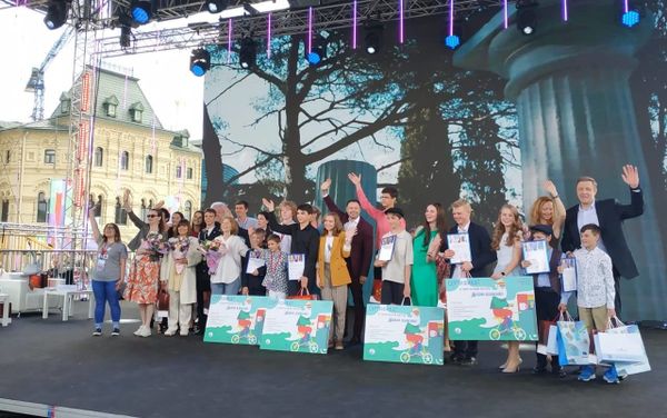Школьник из Азербайджана, актер Детского театра-студии Гюнай Иван Телегин вошел в суперфинал международного конкурса Живая классика и получил в путевку в летний лагерь в Сочи - Sputnik Азербайджан
