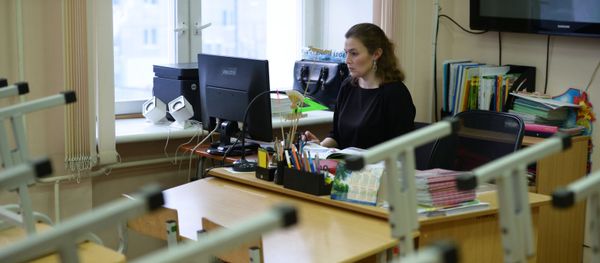 Преподаватель в пустом учебном классе школы - Sputnik Азербайджан