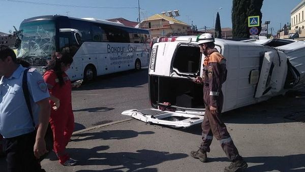 Последствия ДТП с участием  экскурсионного автобуса и микроавтобуса в Адлерском районе Сочи. 9 июня 2019 - Sputnik Азербайджан
