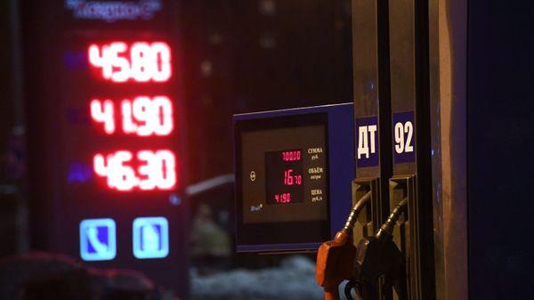 Цены на бензин на одной из автозаправочных станций в Москве - Sputnik Азербайджан