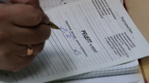 Врач выписывает рецепт  - Sputnik Азербайджан