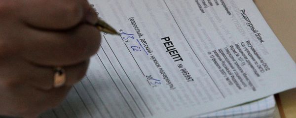 Врач выписывает рецепт  - Sputnik Азербайджан