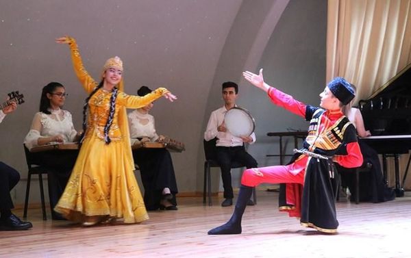 В Центральной школе искусств имени Гара Гараева в Баку прошла встреча педагогов и музыкантов из России, Венгрии и известного азербайджанского скрипача Анара Юсифова - Sputnik Азербайджан