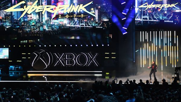 Канадско-американский актер Киану Ривз объявляет о новой видеоигре Cyberpunk 2077 на пресс-конференции Microsoft Xbox в преддверии игрового соглашения E3 в Лос-Анджелесе - Sputnik Азербайджан