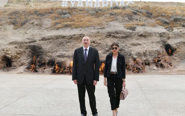 Президент Азербайджана Ильхам Алиев и первая леди Мехрибан Алиева приняли участие в открытии Государственного историко-культурного и природного заповедника Янардаг - Sputnik Азербайджан