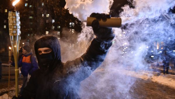Протестующий держит факел и дымовую шашку во время марша в столице Украины Киеве 29 ноября 2018 года - Sputnik Азербайджан