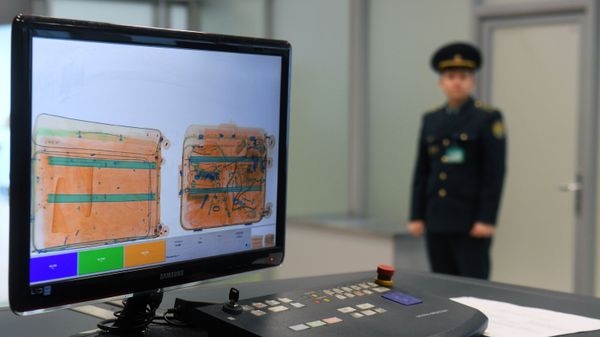 Монитор багажного сканера (интроскоп) в зоне таможенного контроля Монитор багажного сканера (интроскоп) в зоне таможенного контроля - Sputnik Азербайджан
