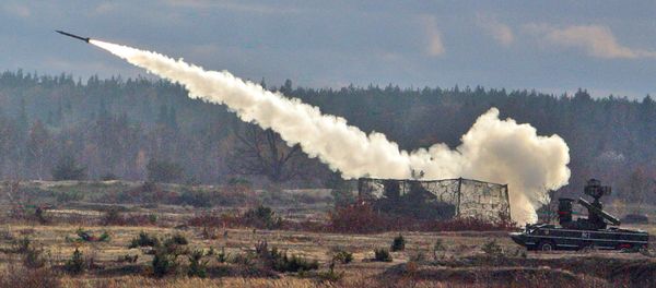 Пуск ракеты из зенитно-ракетного комплекса Оса во время тактических учений - Sputnik Азербайджан