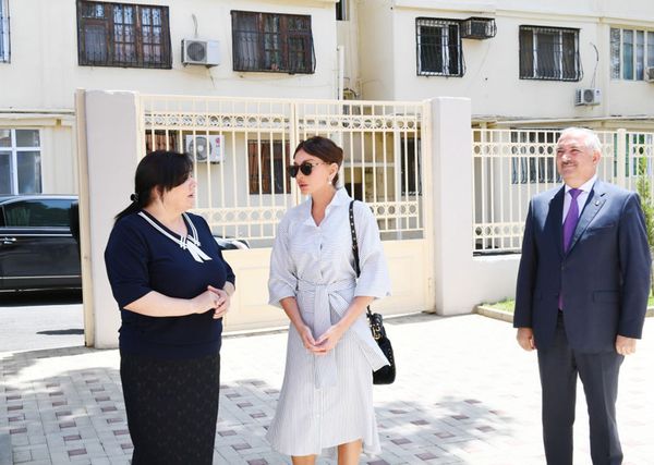 Первый вице-президент Азербайджана посетила приют, школу искусств и ясли - Sputnik Азербайджан