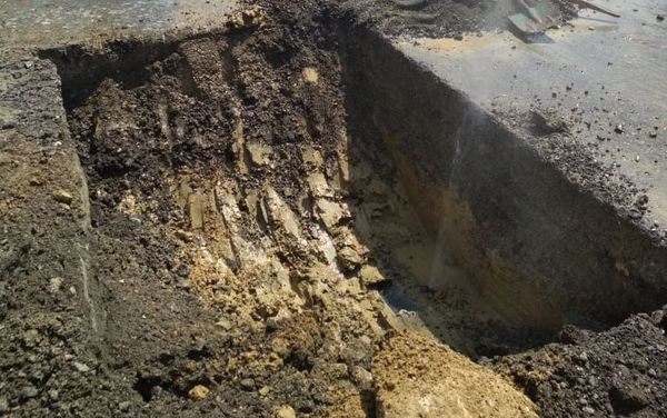 Авария на водопроводной линии ОАО Azərsu, проходящей под дорогой по адресу Мухаммеда Хади, 51 вблизи Украинского круга - Sputnik Азербайджан