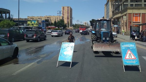 Авария на водопроводной линии ОАО Azərsu, проходящей под дорогой по адресу Мухаммеда Хади, 51 вблизи Украинского круга - Sputnik Азербайджан