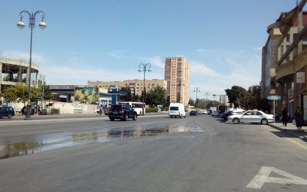 Авария на водопроводной линии ОАО Azərsu, проходящей под дорогой по адресу Мухаммеда Хади, 51 вблизи Украинского круга - Sputnik Азербайджан