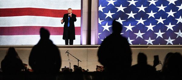 Избранный президент США Дональд Трамп выступает на концерте, посвященном предстоящей инаугурации, у мемориала Линкольна в Вашингтоне - Sputnik Азербайджан