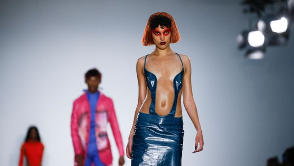 Модели представляют коллекцию на шоу Fashion East на мужской неделе моды в Лондоне, Великобритания - Sputnik Азербайджан