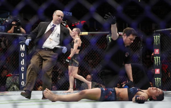 Валентина Шевченко нокаутировала Джессику Ай на турнире UFC 238  - Sputnik Азербайджан