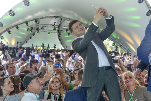 Президент Украины Владимир Зеленский делает селфи на первом съезде своей партии «Слуга народа» в городском ботаническом саду, Киев, Украина - Sputnik Азербайджан