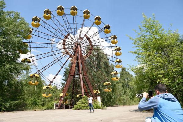 Туристы во время экскурсии в зону отчуждения Чернобыльской атомной электростанции имени Владимира Ильича Ленина в городе Припять - Sputnik Азербайджан