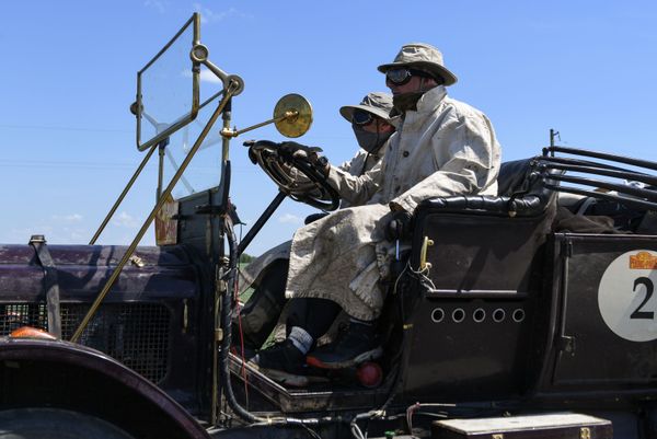 Участники международного ралли на старинных автомобилях Пекин - Париж 2019 на автомобильной дороге Чуйский тракт в Алтайском крае - Sputnik Азербайджан